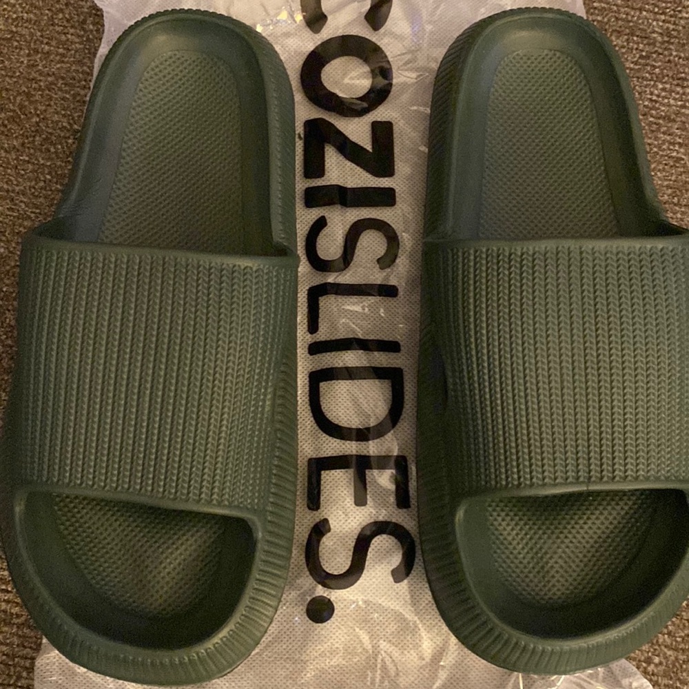Woman’s Green CoziSlides